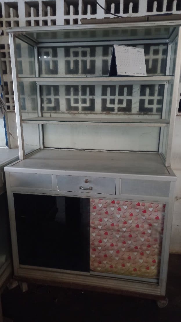 Etalase Makanan Kecil