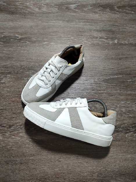 Sepatu Casual Putih 