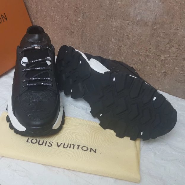 Sepatu Sneakers Pria Louis Vuitton Lv