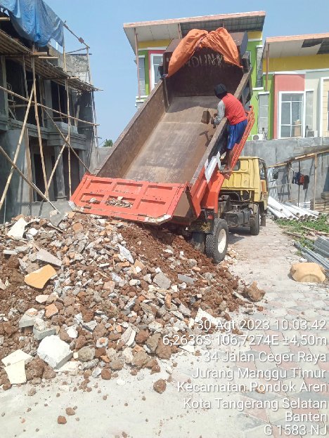 Tukang Angkut Puing Sampah Proyek