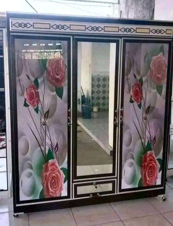 Lemari Aluminium Kaca