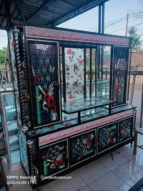 Lemari Aluminium Kaca 