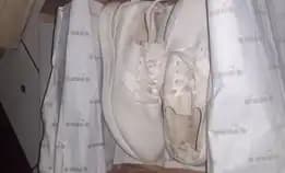 Sepatu Diadora Putih