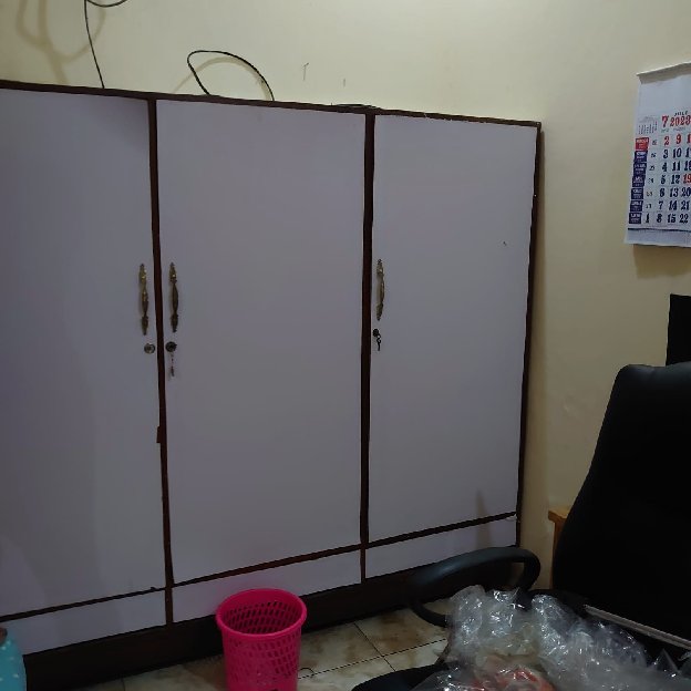 Lemari Pakaian 3 Pintu Kayu Kamper Lapisan Pormika