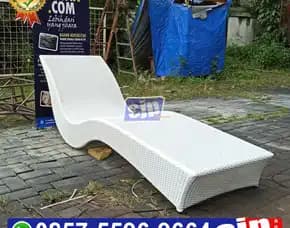 Kursi Santai Kolam Renang Rotan Sintetis Model Lengkung Lancip