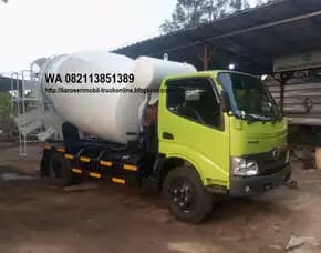 Truk Mixer Yang Efektif Untuk Mengaduk Dan Mengangkut Beton