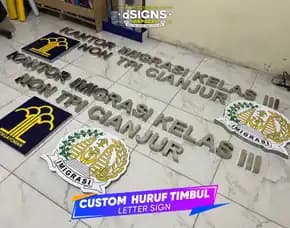 Pemasangan Huruf Timbul Stainless Steel
