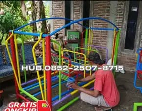 Gambar Ayunan Besi Klasik Dan Mainan Playground Outdoor Kec Pronojiwo Lumajang