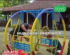 Gambar Ayunan Besi Klasik Dan Mainan Playground Outdoor Kec Proppo Pamekasan