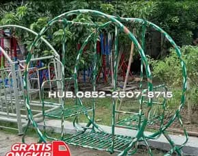 Gambar Ayunan Besi Bulat Besar Dan Mainan Playground Kec Kademangan Blitar